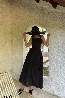 فستان أسود مطرز - مزين بحزام