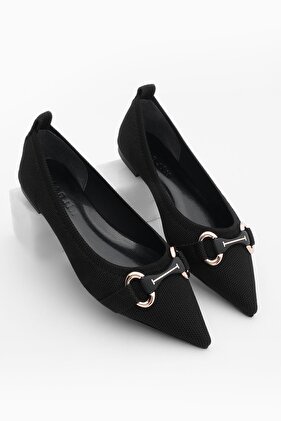 حذاء تريكو نسائي بإبزيم ومقدمة مدببة باللون الأسود من Lovren