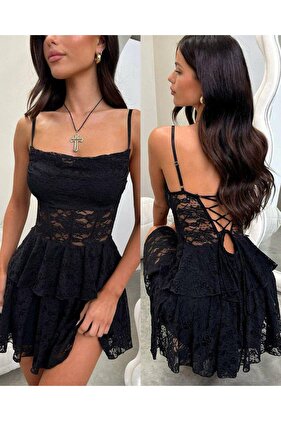 فستان قصير من الدانتيل مع بطانة وتفاصيل خلفية