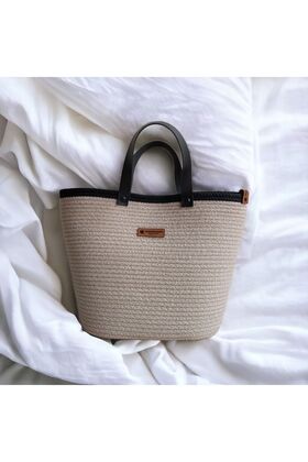 حقيبة يد من القش وحقيبة الشاطئ