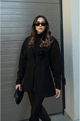 سترة قصيرة بتفاصيل بروش وردي أسود