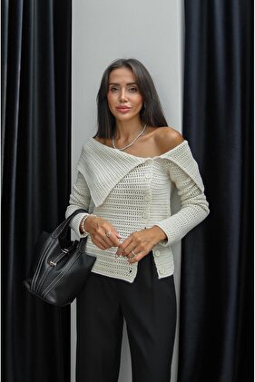 بلوزة بأزرار أمامية ورقبة قارب إكرو