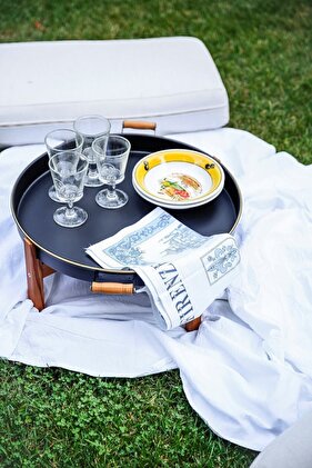 صينية سوداء على الطراز الريفي مع أرجل خشبية وطاولة أرضية