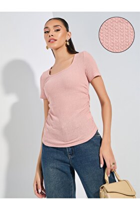 تي شيرت محبوك بفتحة رقبة مربعة