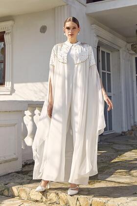 طقم عباءة مع رداء مطرز يدويًا باللون الأبيض