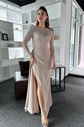 فستان سهرة بأكمام طويلة من التول ومطرز بالحجر وتصميم كريب أليري، قالب كامل