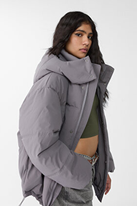 Kapüşonlu oversize şişme mont
