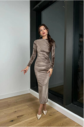 فستان نسائي مخملي بأكمام طويلة وتفاصيل ثنيات من Malenkov