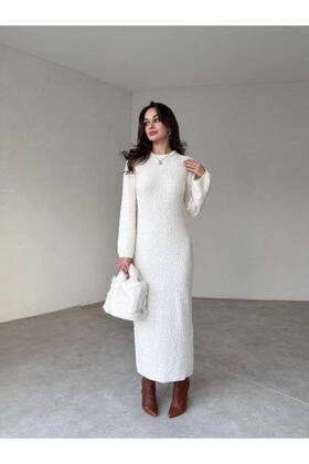 فستان طويل محبوك باللون الأبيض