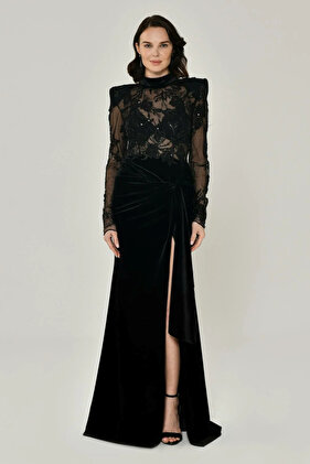 فستان سهرة أنيق من القطيفة مع تفاصيل من الزهور والترتر والانتفاخات