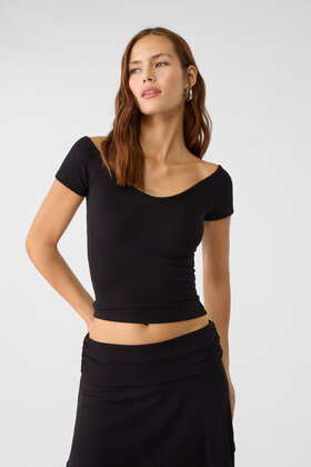 تي شيرت مضلع بفتحة رقبة على شكل حرف V