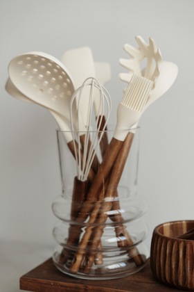 طقم ملاعق سيليكون كريمية بمقبض أكاسيا 8 قطع من هيلين Dkrz-573، مقاس واحد