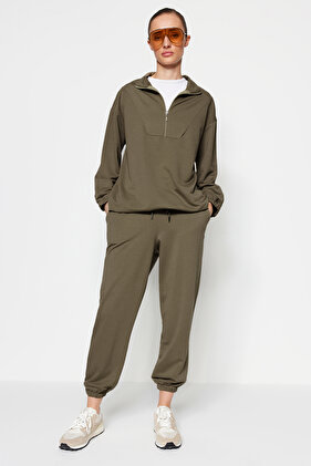 طقم رياضي محبوك بسحّاب كاكي داكن وياقة واقفة وحافة مكشكشة TCTAW22EN0051