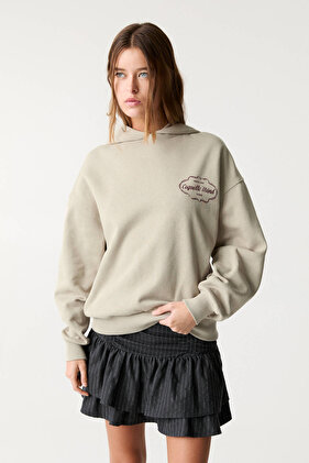 سويت شيرت بغطاء للرأس مكتوب عليه "Coquette Mind"