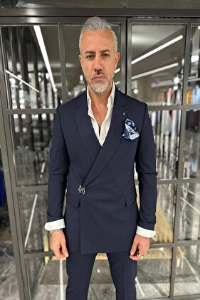 İNGİLİZ YAKA AKSESUARLI PREMİUM TAKIM ELBİSE