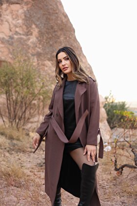 معطف واق من المطر كبير الحجم