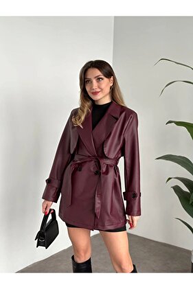 معطف نسائي قصير من الجلد الصناعي باللون العنابي ذو طية صدر مزدوجة