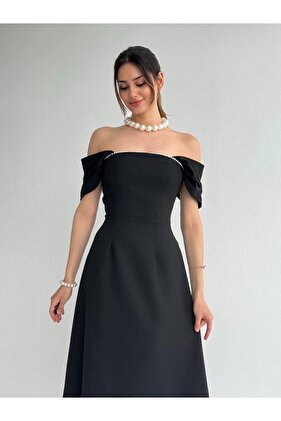 فستان سهرة أسود بتصميم خاص مزين باللؤلؤ وياقة مادونا