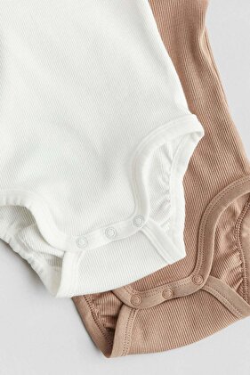 طقم مكون من قطعتين من البدلات ذات الأكمام الطويلة