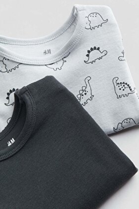 طقم مكون من قطعتين من البدلات قصيرة الأكمام