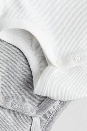 طقم من قطعتين من ملابس بوينتيل