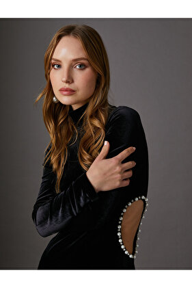 فستان ميدي مخملي بتفاصيل نافذة مزينة باللؤلؤ وأكمام طويلة وياقة عالية