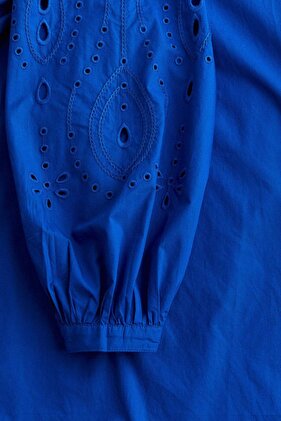 فستان مطرز بالانجليزية