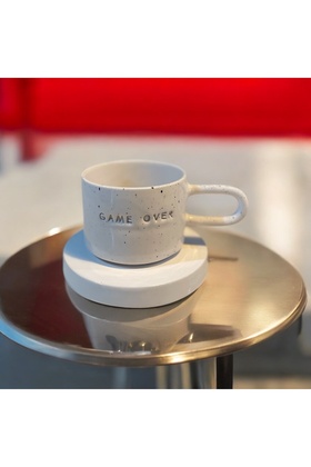 كوب سيراميك مصنوع يدويًا مع كتابة