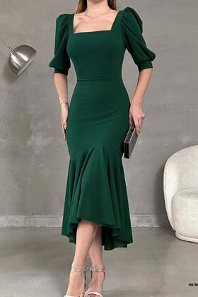 فستان متوسط الطول من قماش الكريب باللون الأخضر الزمردي وياقة مربعة وأكمام بالون على شكل سمكة