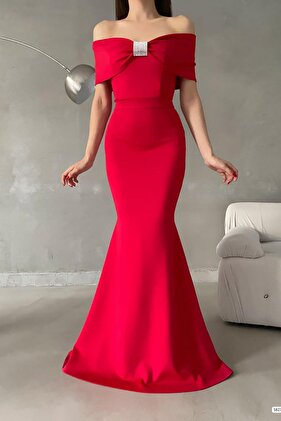 فستان سهرة من قماش السكوبا ذو طية صدر السترة بتفاصيل حجر مادونا باللون الأحمر