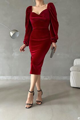 فستان من القماش المخملي متوسط الطول بأكمام الأميرة الحمراء مع تفاصيل فتحة على شكل قلب