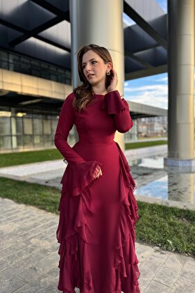 فستان أحمر كلاريت بتفاصيل كشكش