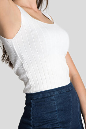 بلوزة نسائية بدون أكمام من قماش مجدّل بيضاء من BLITZ STONE، تريكو صيفي رقيق بياقة مربعة وحمالات سميكة