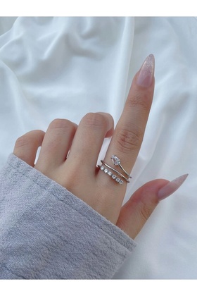 خاتم نسائي بثلاثة جولات مع تفاصيل حجرية فضية اللون