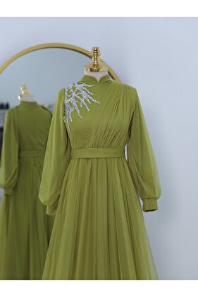 فستان سهرة من التول بحزام وثنيات مع تفاصيل حجرية على الجهة الأمامية