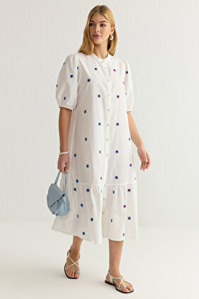 فستان قميص منسوج متوسط الطول مطرز بالزهور من إكرو TWOSS25EL00039