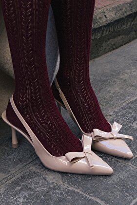 حذاء نسائي بكعب عالٍ من الجلد اللامع باللون البيج من Lucinda مزين بفيونكة عند الكاحل