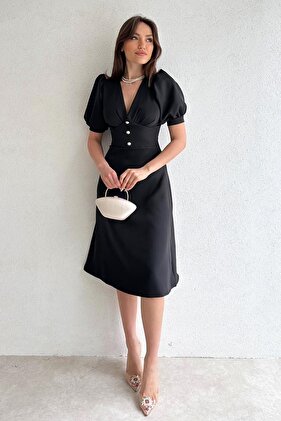 فستان أسود متوسط الطول وأكمام قصيرة وتفاصيل أزرار ورقبة على شكل حرف V من قماش أطلس 153