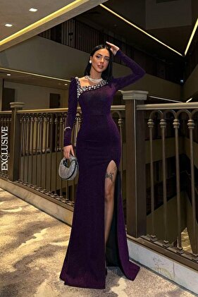 فستان سهرة باللون الأرجواني مع فتحة رقبة غير متماثلة وتفاصيل حجرية