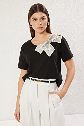 تي شيرت محبوك باللون الأسود مع تفاصيل إكسسوارات على شكل فيونكة، مقاس واسع TWOSS25TS00044