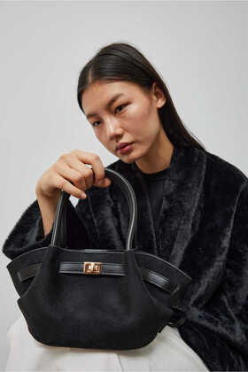 حقيبة صغيرة من جلد الغزال الأسود