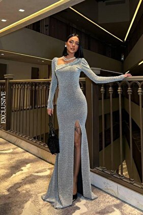 فستان سهرة بفتحة زهور باللون الرمادي مع خط عنق غير متماثل وتفاصيل حجرية