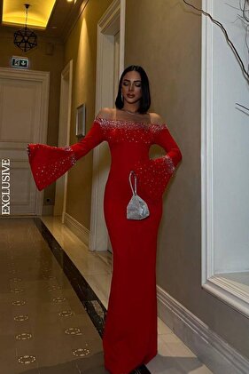 فستان سهرة باللون الأحمر - كم إسباني بتفاصيل حجرية