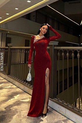 فستان سهرة باللون العنابي على شكل زهور - فتحة رقبة غير متماثلة وتفاصيل حجرية