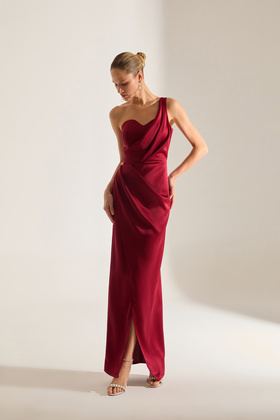 فستان سهرة باللون الأحمر الداكن بأكمام واحدة من OLA