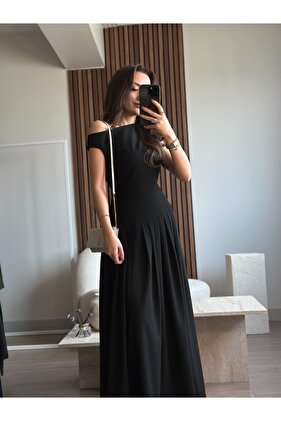 فستان طويل بتصميم نموذجي من PINTEREST باللون الأسود