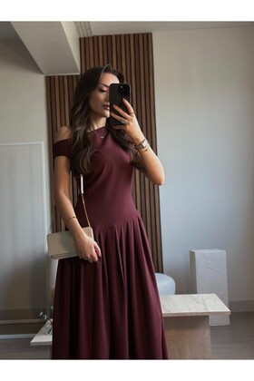 فستان طويل بتصميم نموذجي من PINTEREST باللون العنابي