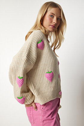 سترة تريكو كبيرة الحجم بتصميم فراولة - بيج LPF0048