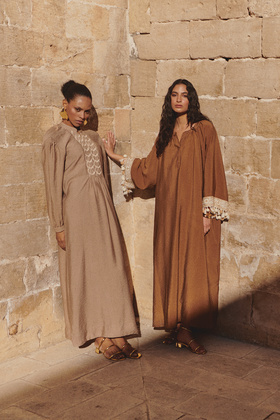 قبعة منسوجة بتفاصيل إكسسوارات باللون البني وFerace وKaftan وJalabiya TCTSS24KK00008