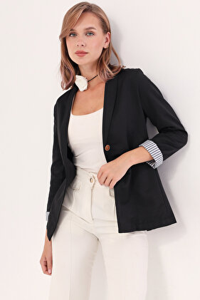 Schwarze Damenjacke mit einem Knopf und gestreiften Innenärmeln ARM-22K001122